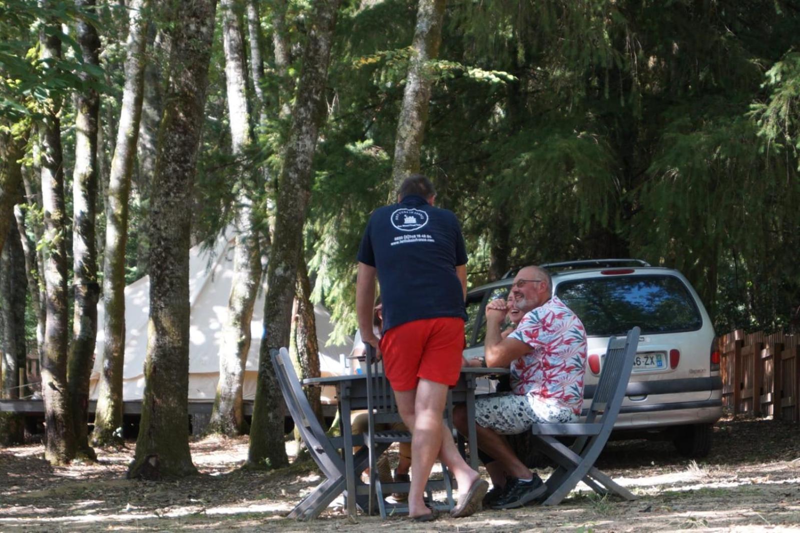 Camping Sous Les Belles Etoiles Peyrilhac Exterior photo