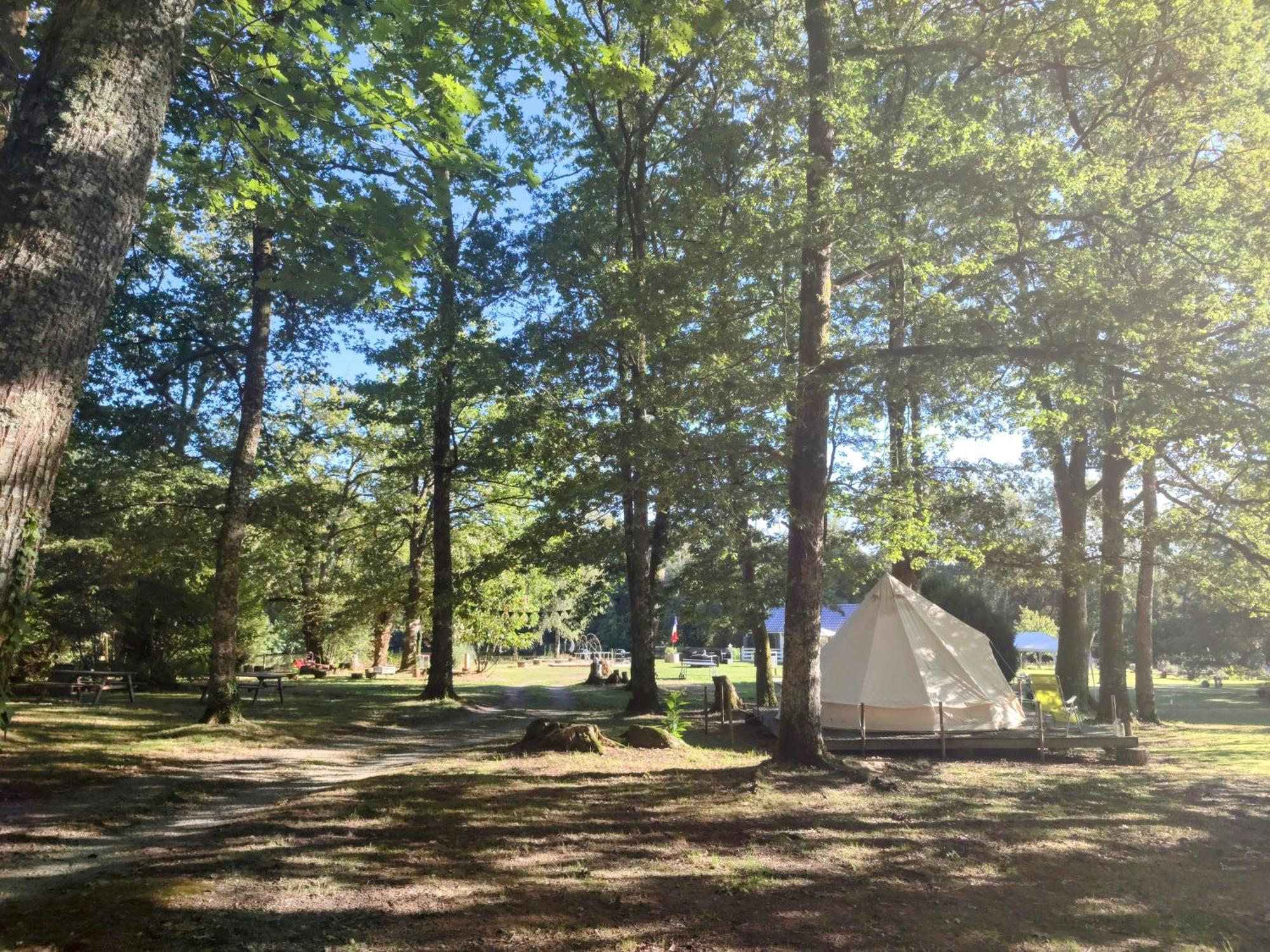 Camping Sous Les Belles Etoiles Peyrilhac Exterior photo